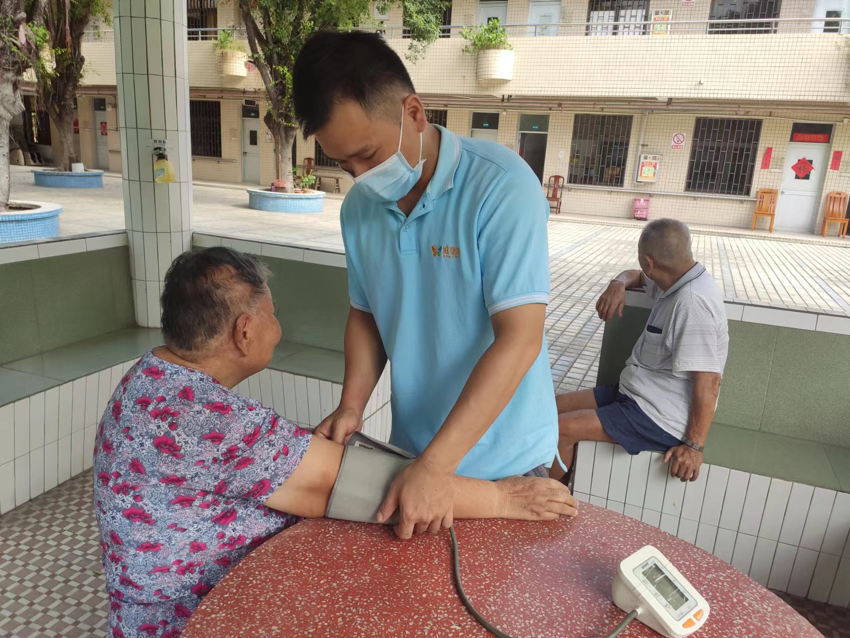 对长者进行血压监测