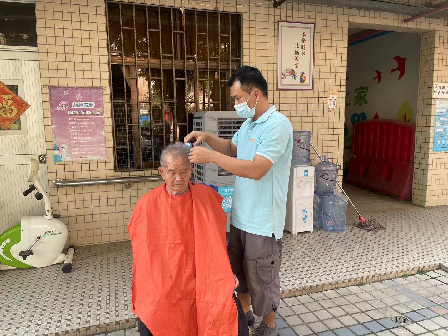 1669874855568215.jpg 护理员为长者修理头发